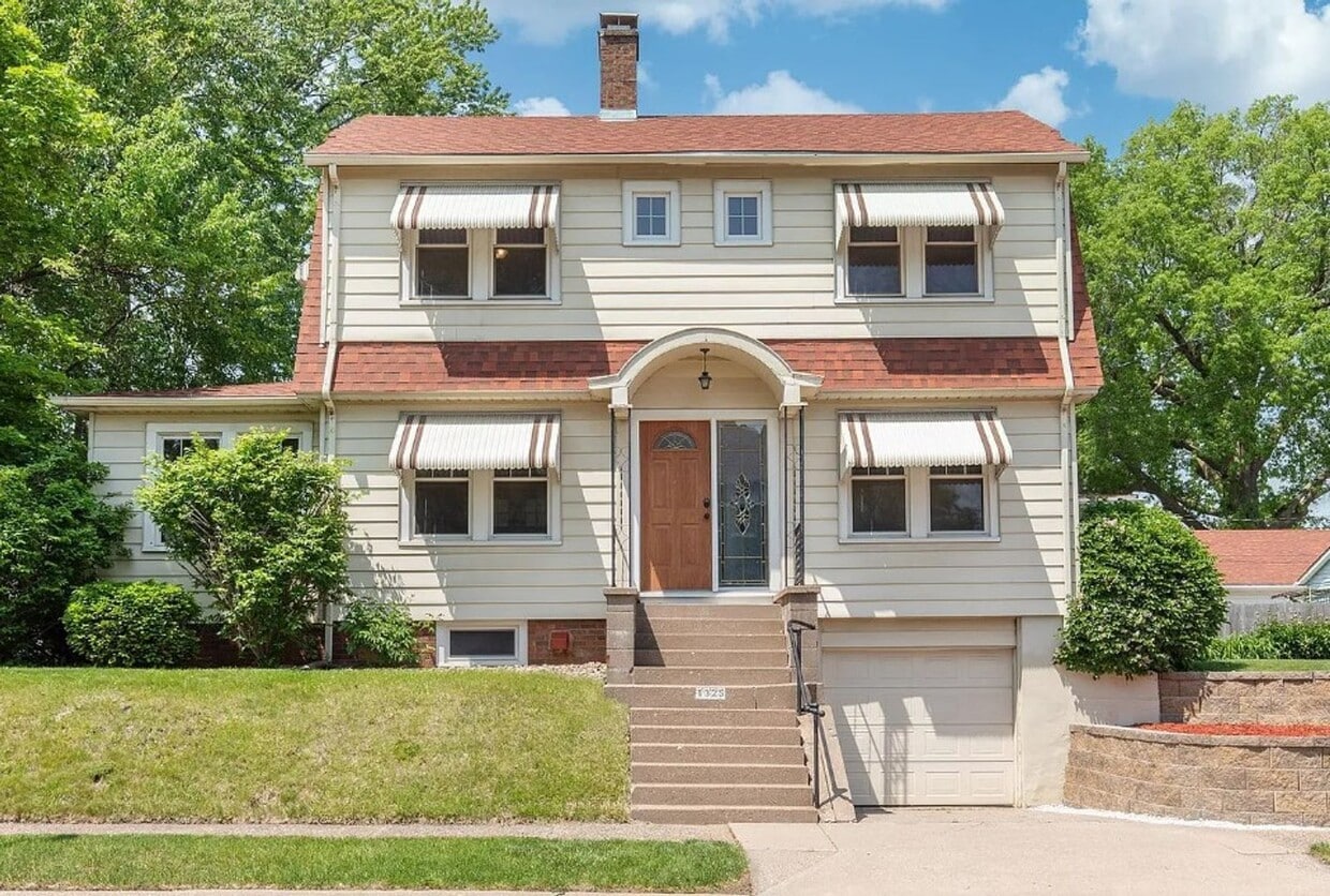 Primary Photo - Old-World Charm in the Heart of Moline