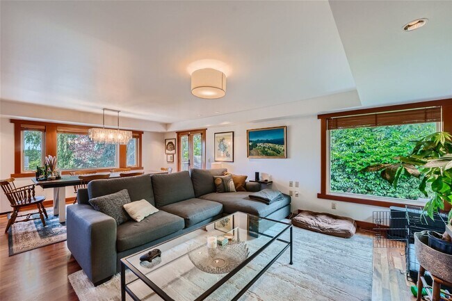 Building Photo - Queen Anne Home
