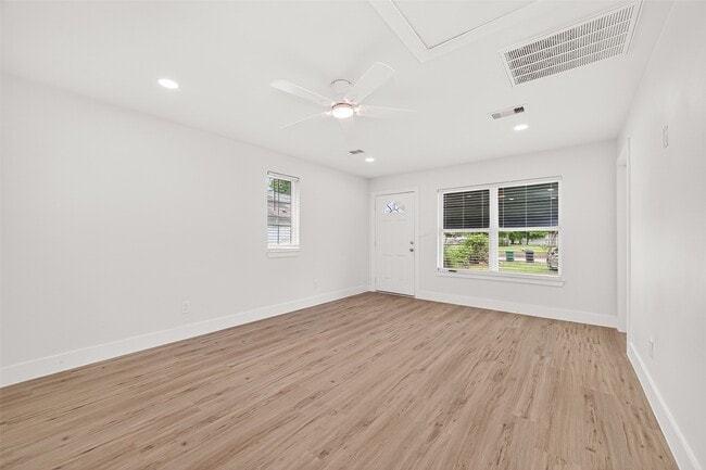 Foto del edificio - 6615 W Montgomery Rd
