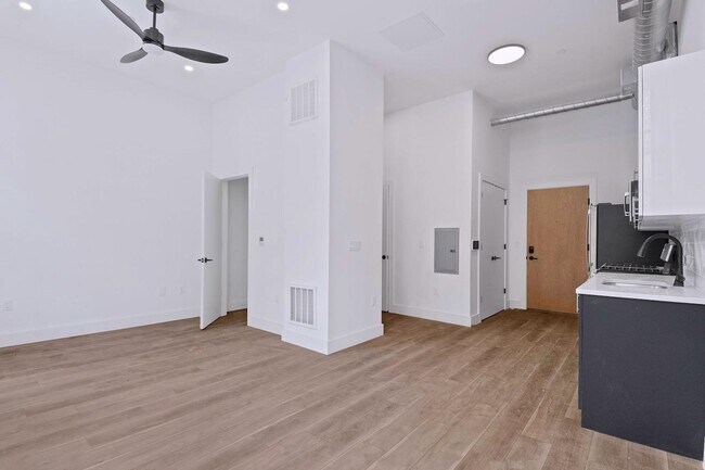 Foto del edificio - 375 Monmouth St