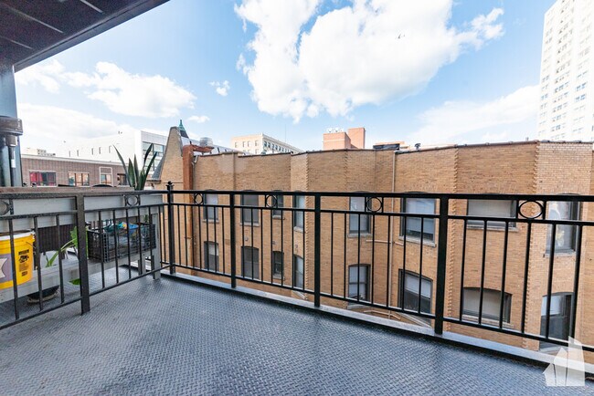 Building Photo - 920 W Leland Ave