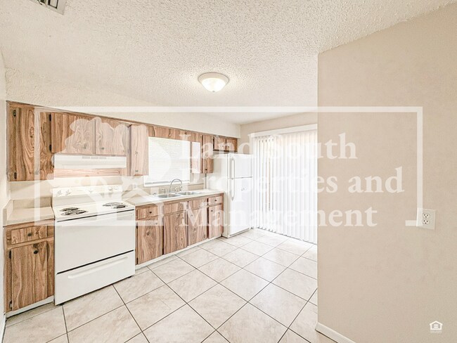 Foto del edificio - 5866 Charlton Dr