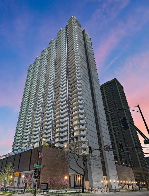 Primary Photo - 6033 N Sheridan Rd