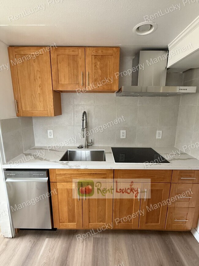 Building Photo - Super-Cute & Remodeled 1-Bedroom MIL Apartment in Great Kirkland Neighborhood FOR RENT!!