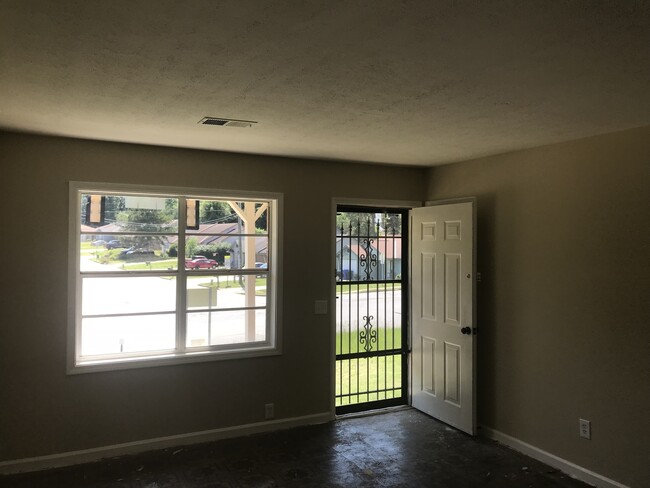 Foto del edificio - **ON HOLD** 4 Bedroom / 2 Bathroom Home fo...