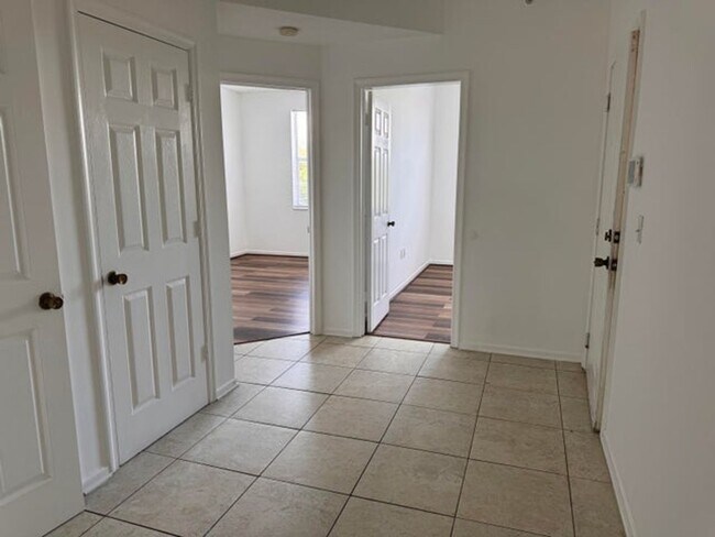 Building Photo - 2020 Greenview Shores Boulevard 116, Welli...