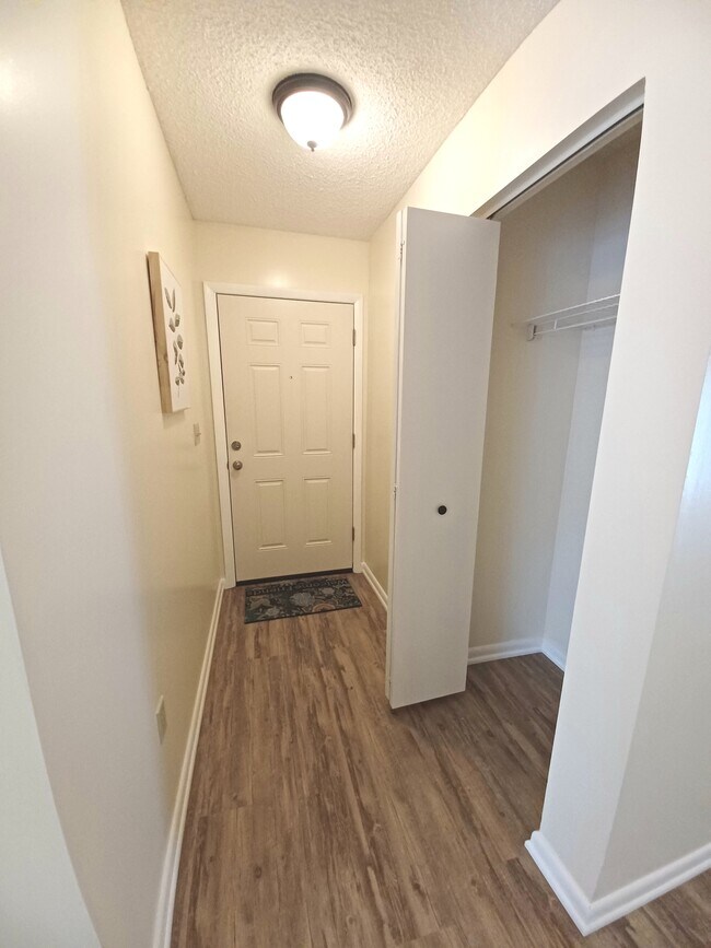 Building Photo - 582 Moull St