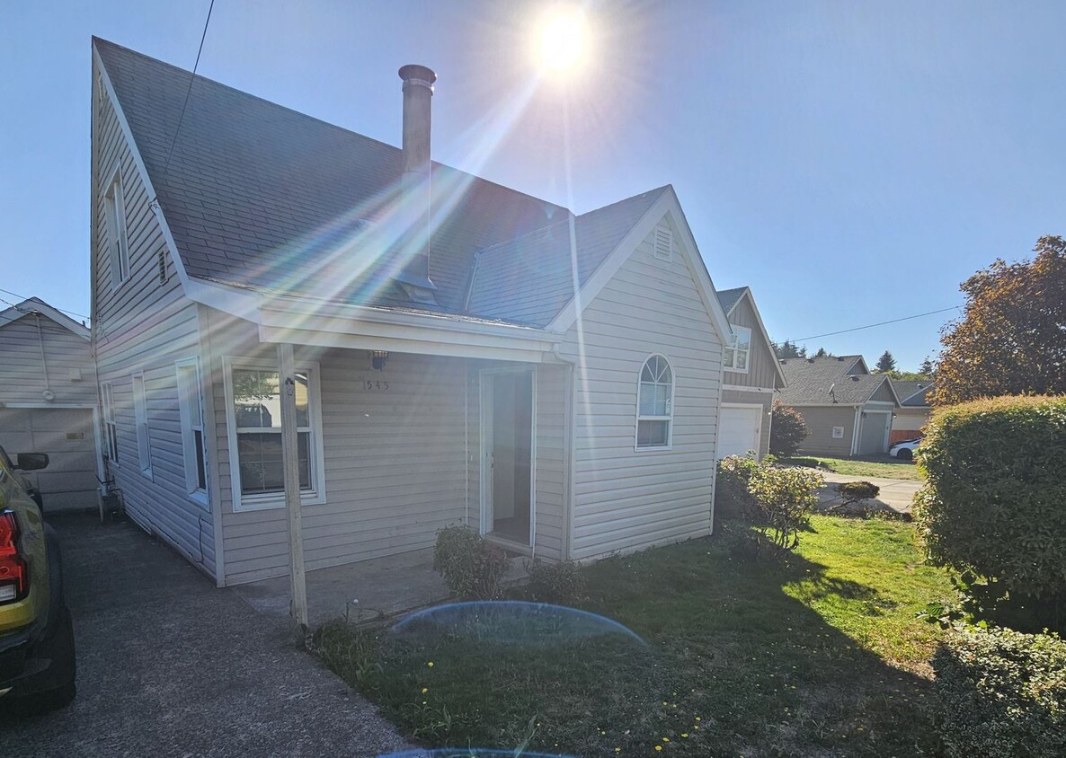 Primary Photo - 545 SE Hankel St