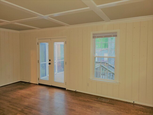 Foto del edificio - Huge 5 bedroom upgraded Colonial with larg...