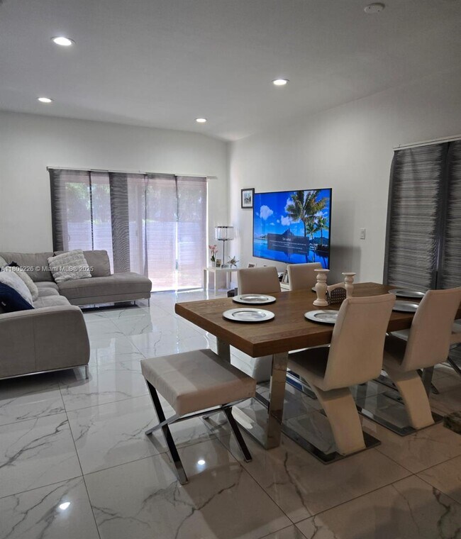 Foto del edificio - 18402 NW 56th Pl