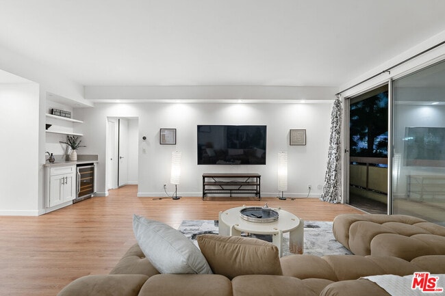 Building Photo - 321 S San Vicente Blvd
