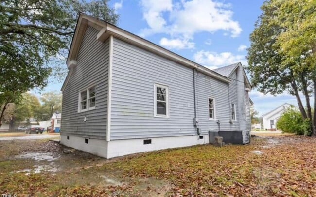 Building Photo - Three Bedroom Home!