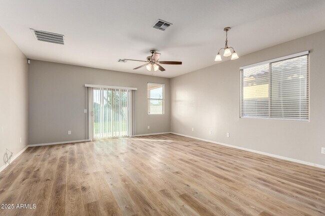 Foto del edificio - 2934 S 104th Ln