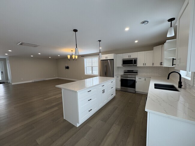 Building Photo - 8 Hobble Ln