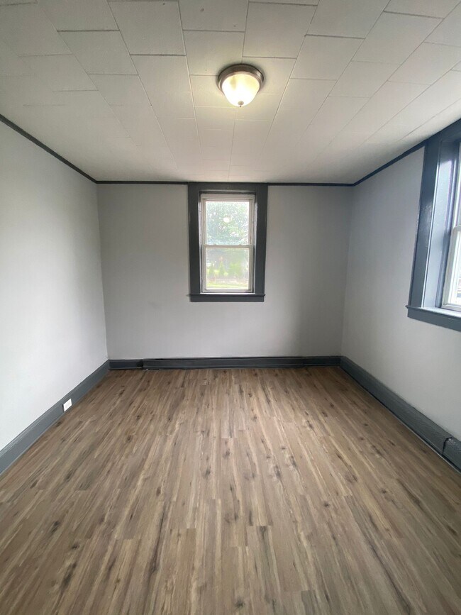 Building Photo - 158 Maple St