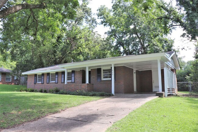 Foto del edificio - 3-Bedroom thats move-in ready and just waiting for you.