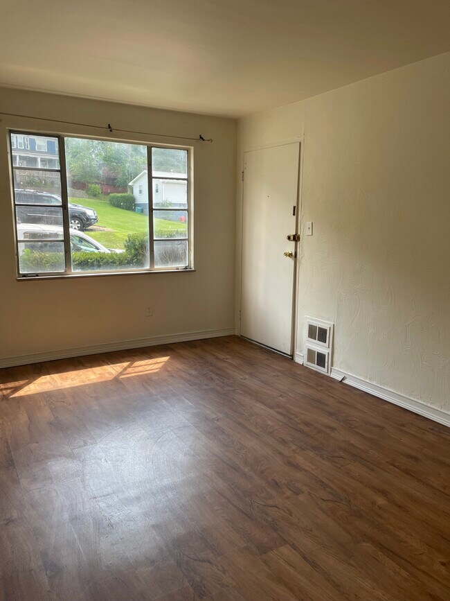 Foto del edificio - 114 Edgington Ln