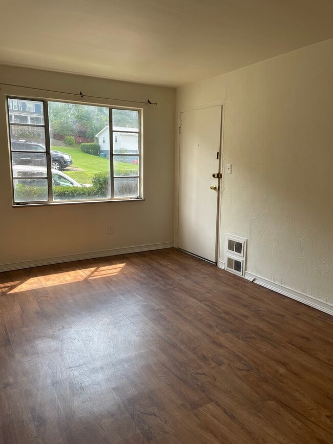 Building Photo - 114 Edgington Ln