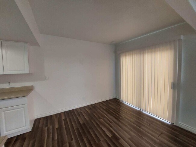 Building Photo - For Rent: Freshly Rehabbed 2-Bedroom, 2-Ba...