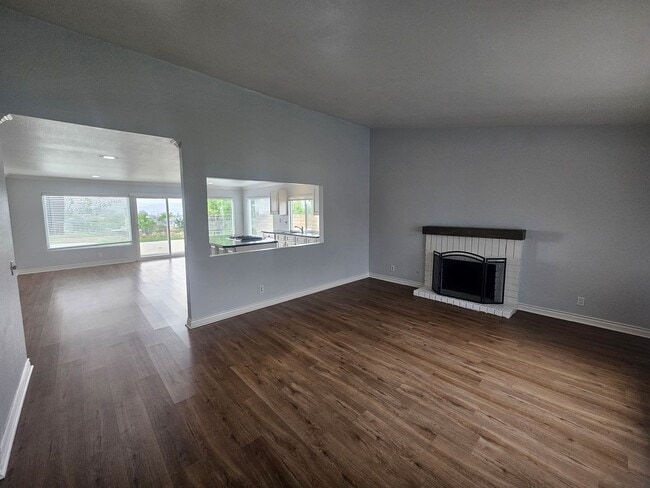 Building Photo - 4 bed 2 bath house