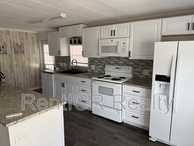 Building Photo - 245 Lake Tarpon Dr