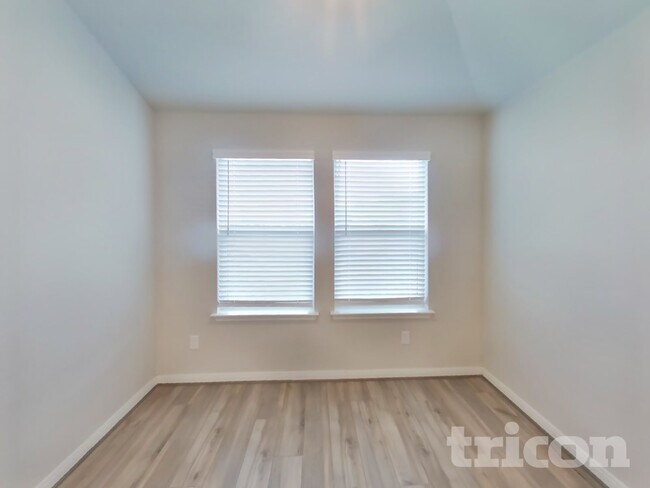 Foto del edificio - 13538 Paxton Blvd