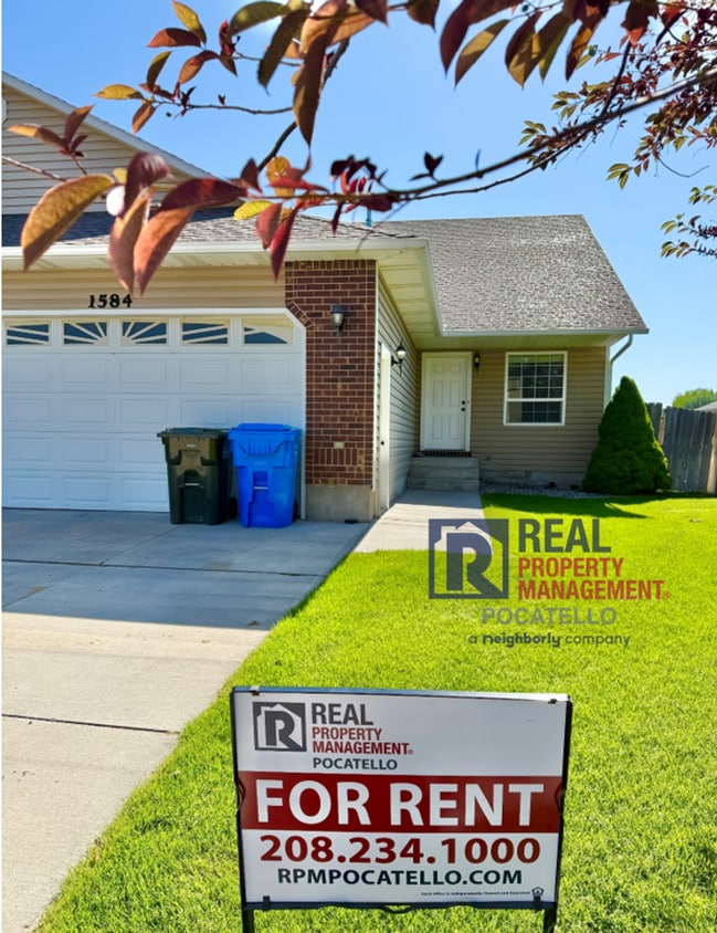 Primary Photo - 5 Bedroom 3.5 Bath Duplex - 2 car garage