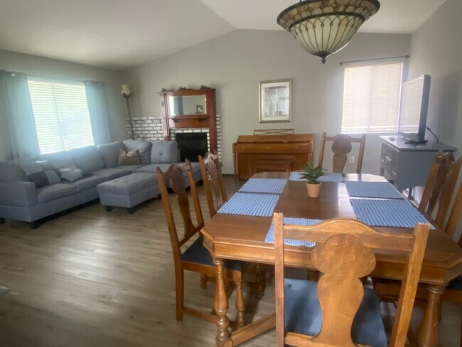 Foto del edificio - 790 Flower Ash Ln