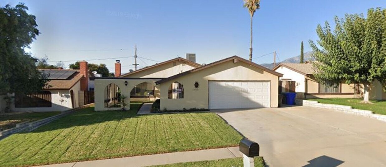 Charming 4 Bed, 2 Bath Home with Pool in Y... House Rental in Yucaipa, CA