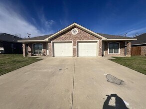 Building Photo - 4205 Cambridge Dr