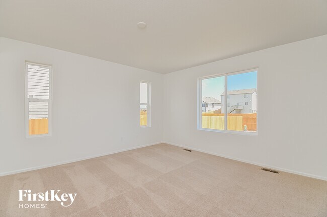 Foto del edificio - 6943 Akela Ln