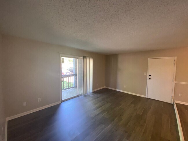 Building Photo - 2 Bedroom, 2 Bath Condo located in the Tre...