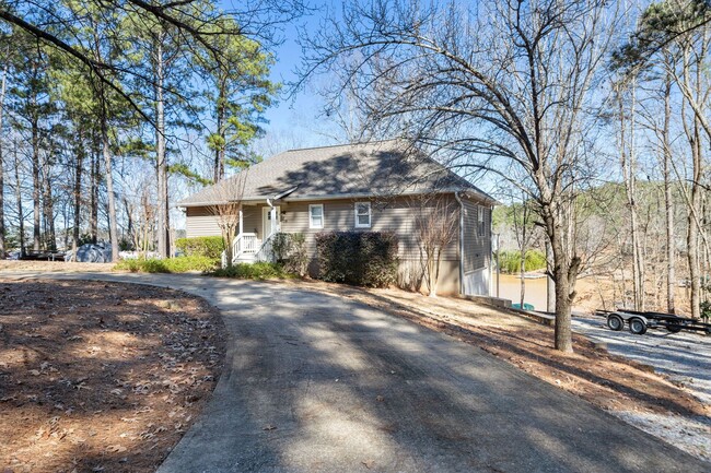 Foto del edificio - Lakefront Oconee Home