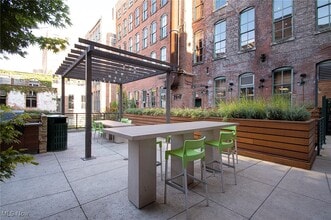 Building Photo - 725 Johnson Ct