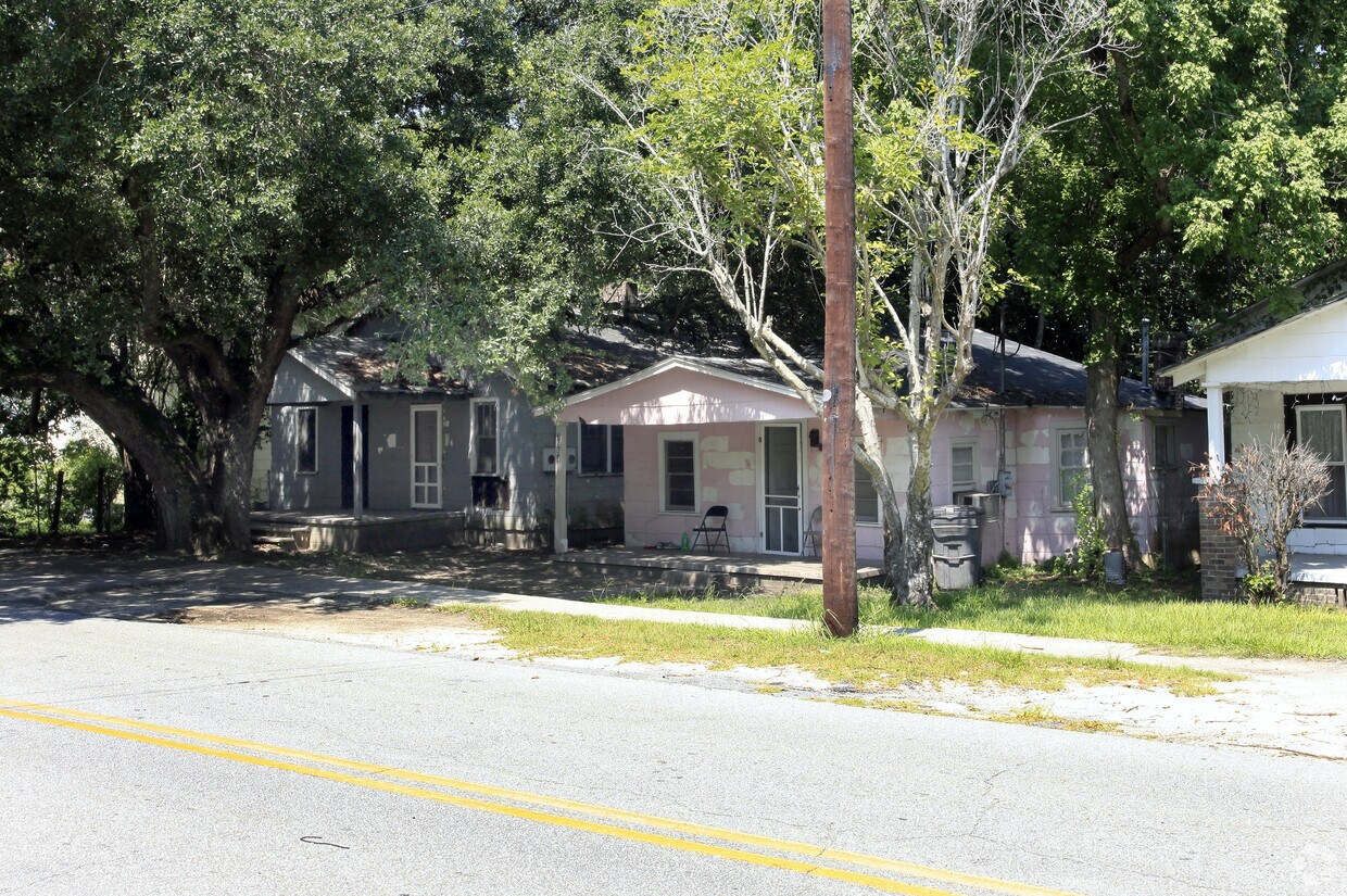 Building Photo - 1954 Clement Ave