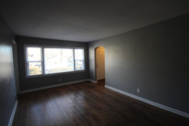 Building Photo - 305 N Moore Rd