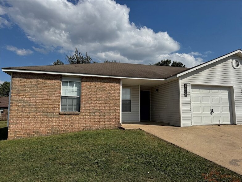 Foto principal - 1374 N Chickadee Ave
