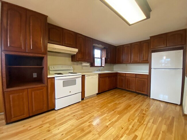 Foto del edificio - Welcome to this charming three-bedroom, tw...