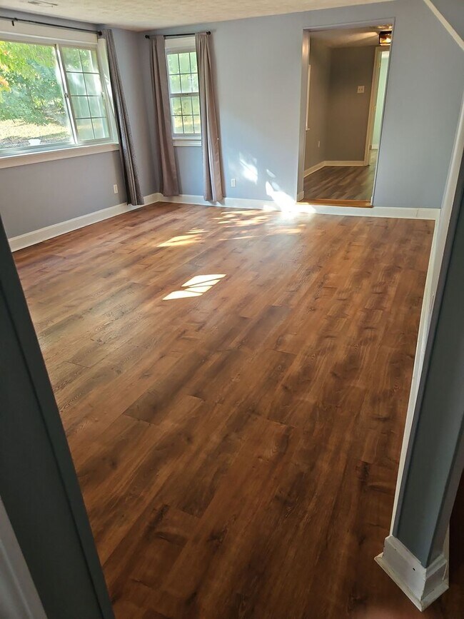 Building Photo - 3 Bedroom, 2 bath Home with Garage in New ...