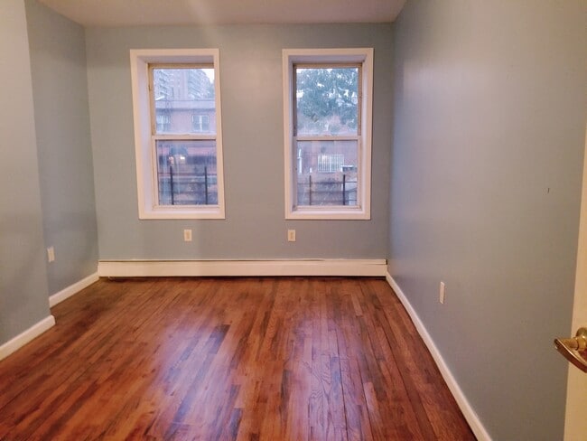 Building Photo - 538 Thatford Ave