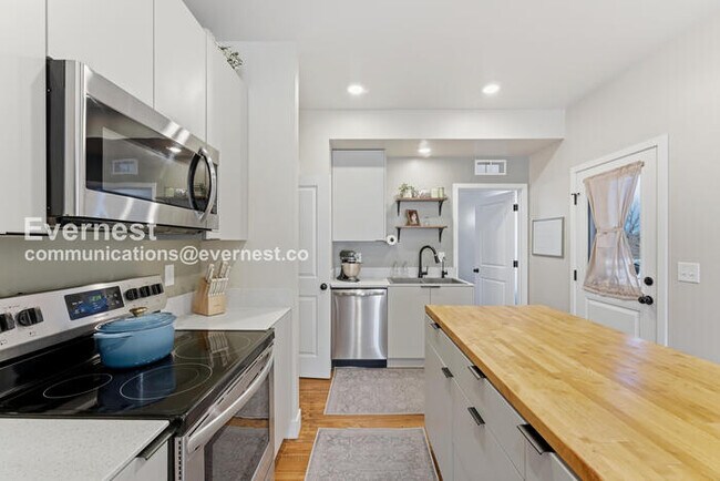 Building Photo - 4 Bed/3 Bath Townhome with Fenced Yard & Garage / Available Now!