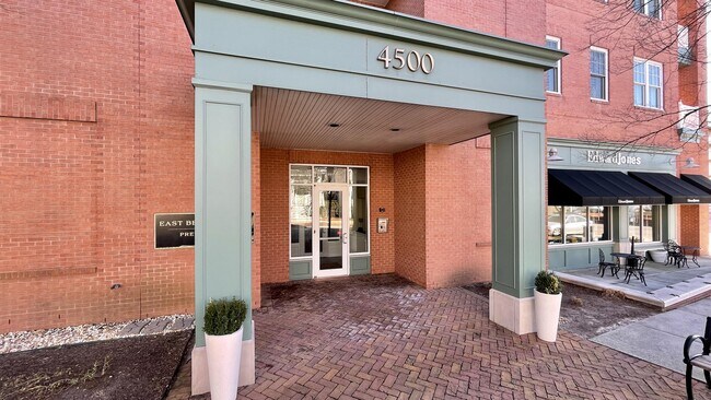 Foto del edificio - 4500 Pretty Lake Ave