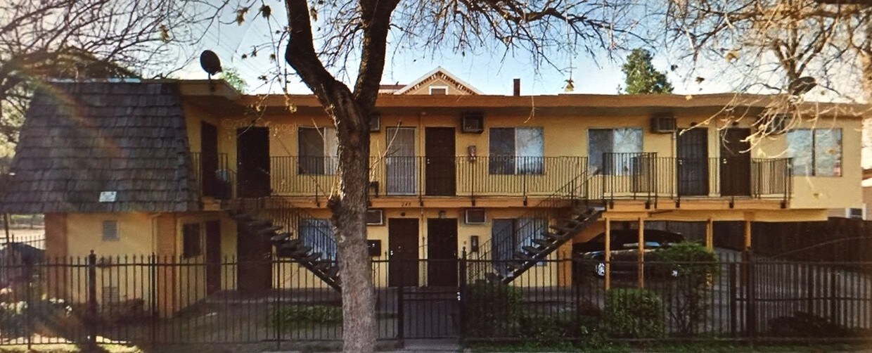 Building Photo - 248 E Willow St