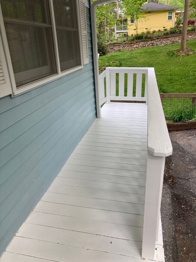 Building Photo - Cozy Cottage in Hendersonville