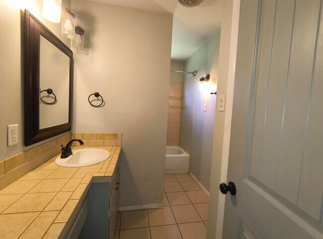 Foto del edificio - 4 bedroom 2 bath College Hills Add home wi...