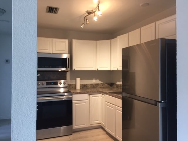 kitchen - 410 SE 4th Ave