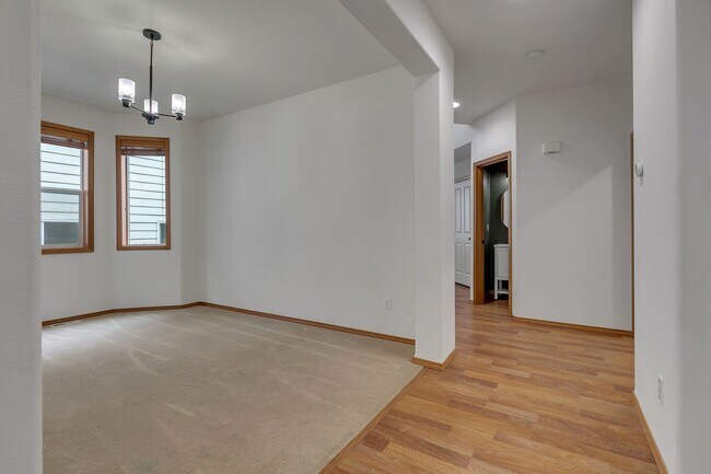 Foto del edificio - 4-bedroom, 2.5-bathroom home located in Fe...