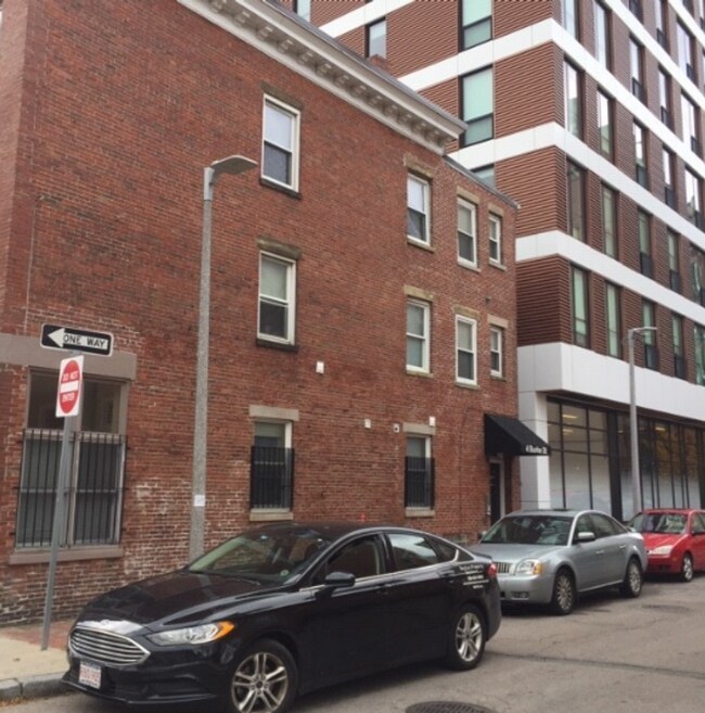 Foto del edificio - 3BR/1Bth unit. Great location, Laundry in unit! Walk to NEU!!