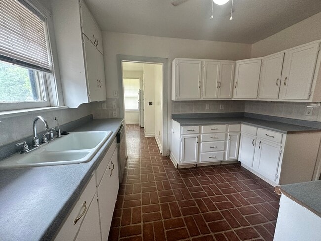 Building Photo - Plaza District / Classen 3 Bed Beauty!