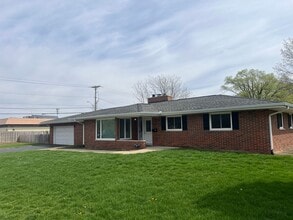 Building Photo - 2 Robinhood Ln